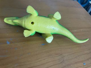 Dinosaurio verde con vela