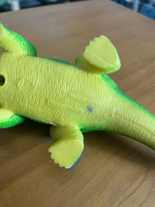 Dinosaurio verde con vela