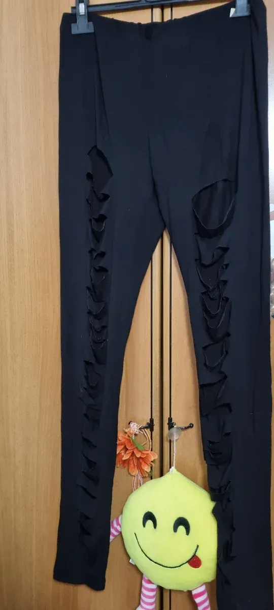 Pantaloni neri strappati