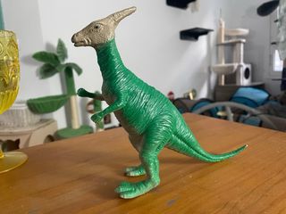 Dinosaurio verde y gris