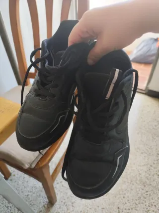 Zapatillas deportivas negras practicamente sin uso