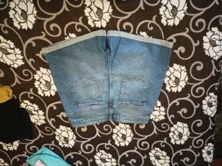 Pantalón corto vaquero desgastado