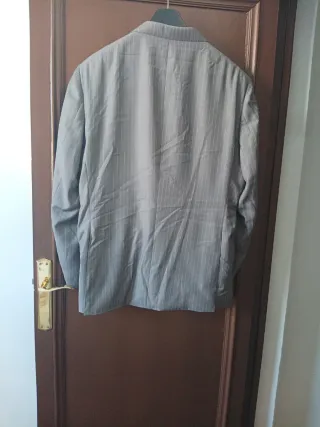 Traje de caballero gris claro raya diplomática 