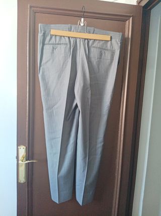 Traje de caballero gris claro raya diplomática 