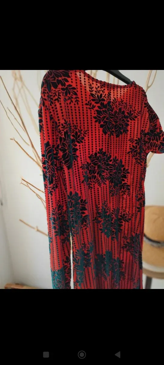 Vestido Zara Rojo Flores Verdes terciopelo fiester