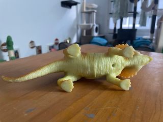Figura dinosaurio Triceratops naranja