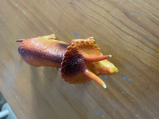 Figura dinosaurio Triceratops naranja