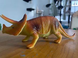 Figura dinosaurio Triceratops naranja