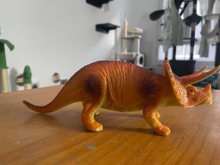 Figura dinosaurio Triceratops naranja