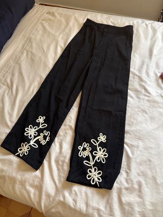 Pantalón negro vestir con bordado de flores