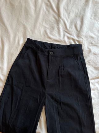 Pantalón negro vestir con bordado de flores