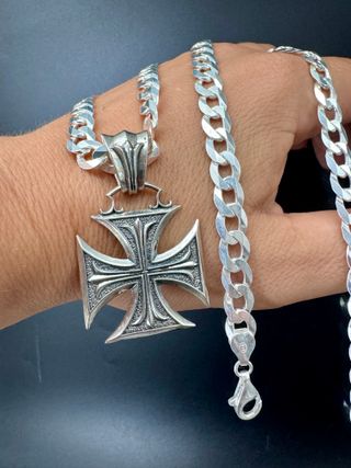Cruz de plata estilo gótico