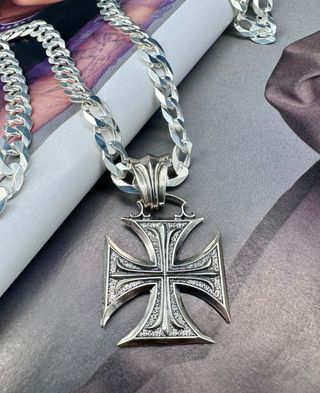 Cruz de plata estilo gótico