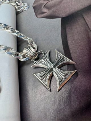 Cruz de plata estilo gótico