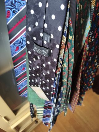 Lote de corbatas de hombre
Hay quizás más de 40 .