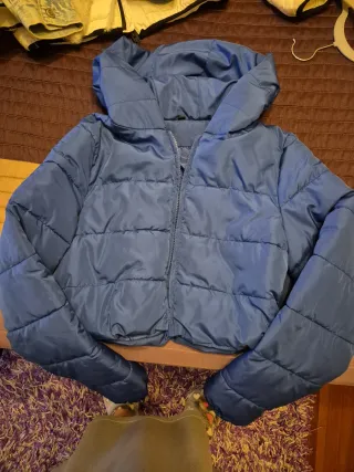 Chamarra azul acolchada con capucha