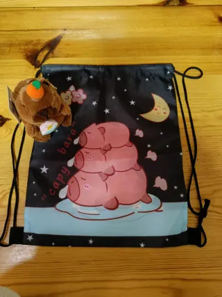Mochila y llavero capibara