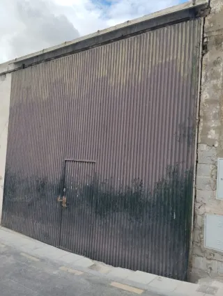 Puerta de hierro industrial