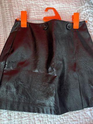 Falda de cuero negra