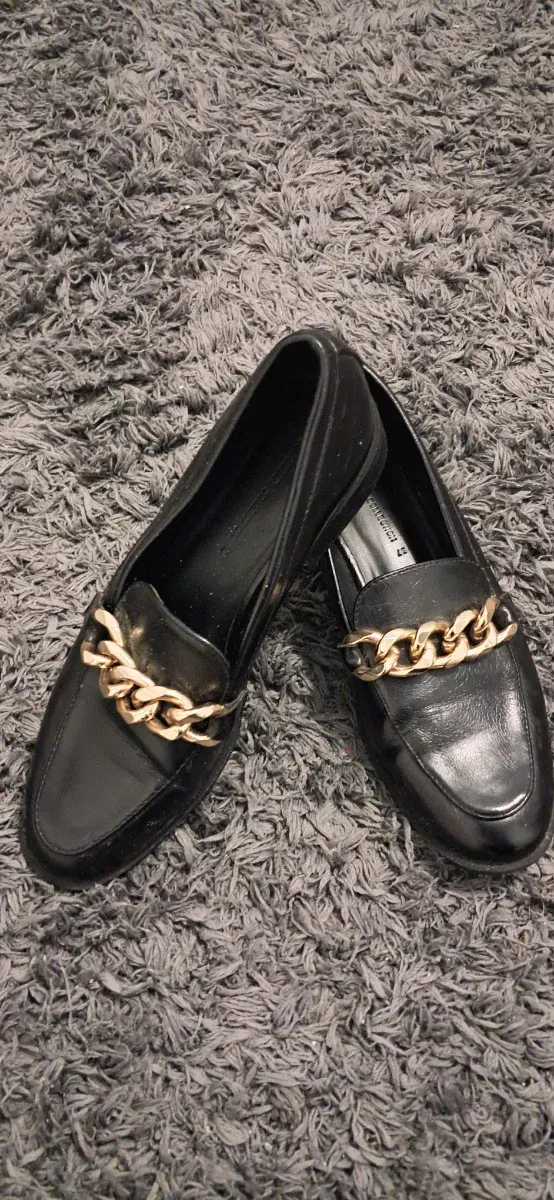 Mocasines negros con cadena dorada