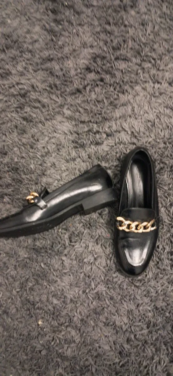 Mocasines negros con cadena dorada