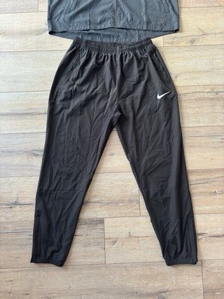 Conjunto deportivo Nike negro