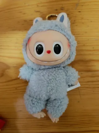 Labubu peluche azul