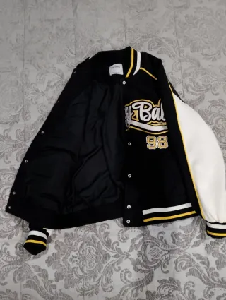 Cazadora Beisbolera Bershka Negra y Blanca