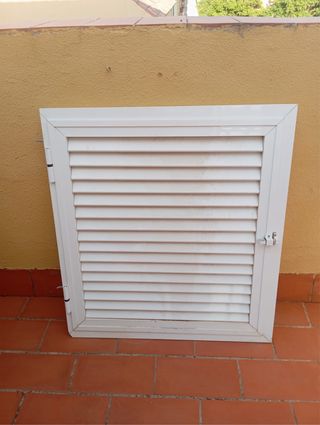 Puerta de aluminio con lamas