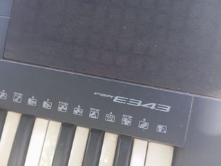 Teclado Yamaha PSRE343 con soporte