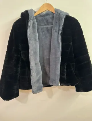 Abrigo de pelo con capucha