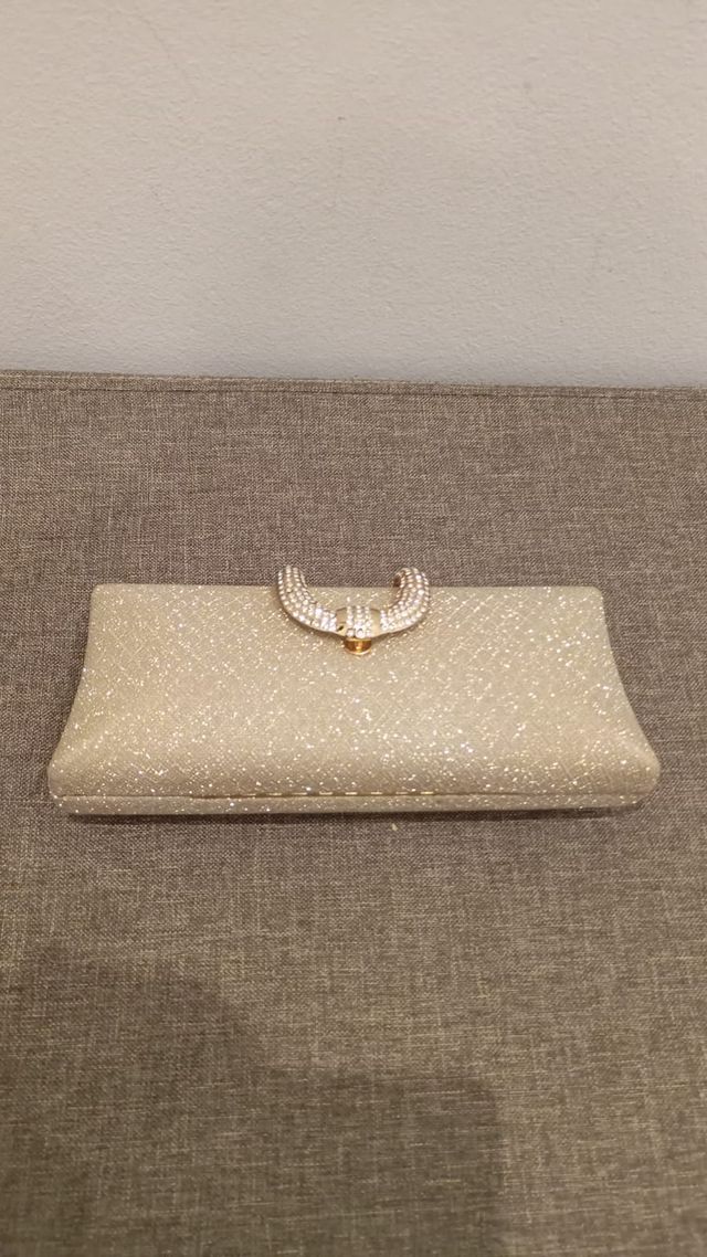 Bolso de mano dorado con brillos clutch