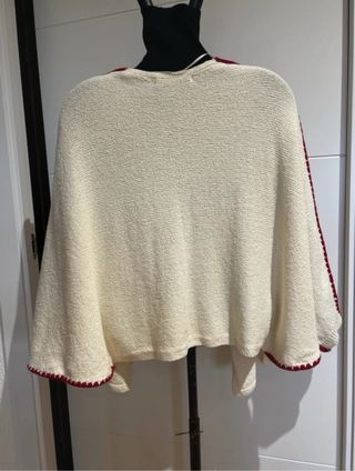 Cárdigan capa beige con borde rojo