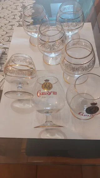 7 copas de coñac con adornos dorados
