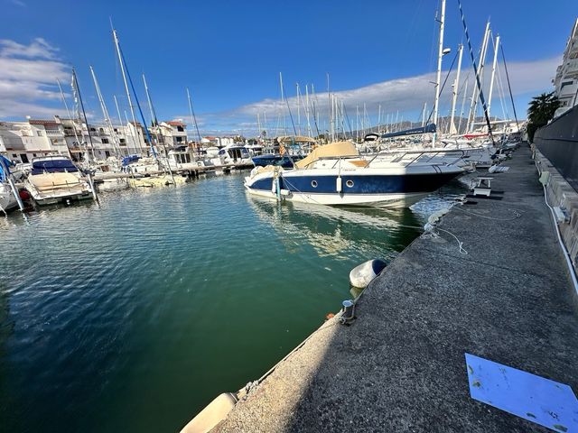 Amarre en alquiler de 7,5x2,6m con lavabo y ducha 