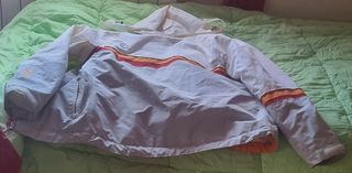 Chaqueta de nieve blanca y naranja