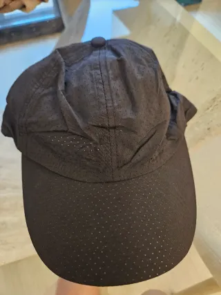 Gorra negra transpirable