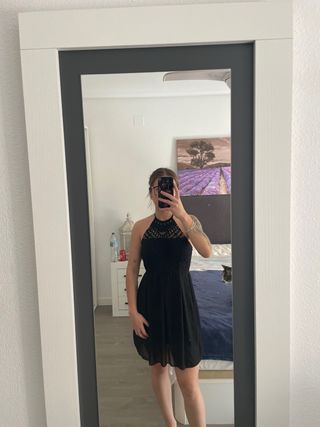 Vestido negro vuelo encaje halter