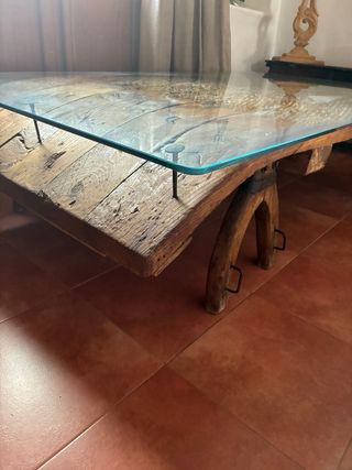 Mesa antigua de trillo con tapa de cristal