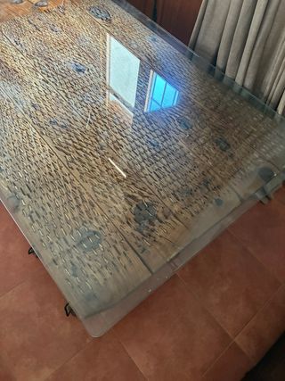 Mesa antigua de trillo con tapa de cristal