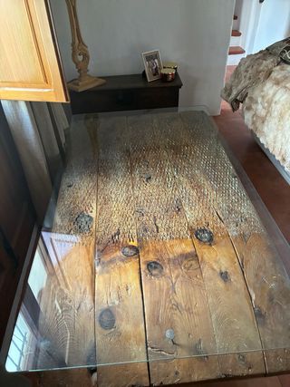 Mesa antigua de trillo con tapa de cristal