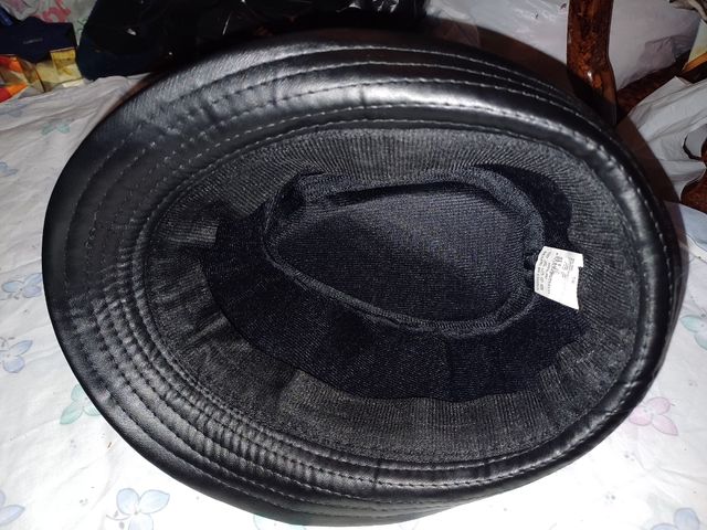 Chapéu de couro preto