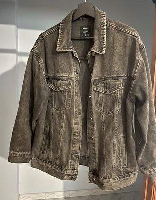 Chaqueta vaquera Bershka negra desgastada Talla M