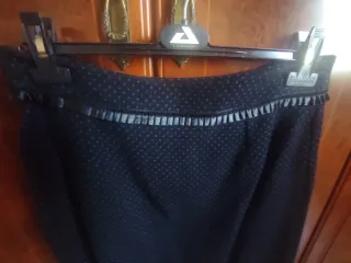 Falda corta de fiesta con topitos.