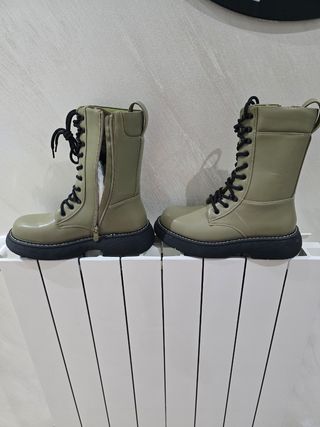 Stivaletti verdi con lacci e zip