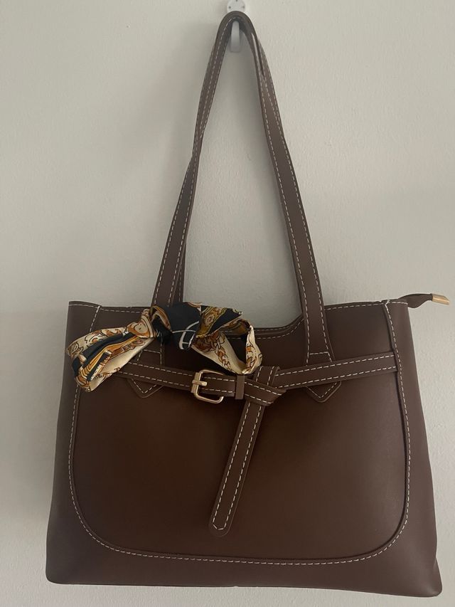 Bolso marrón con pañuelo