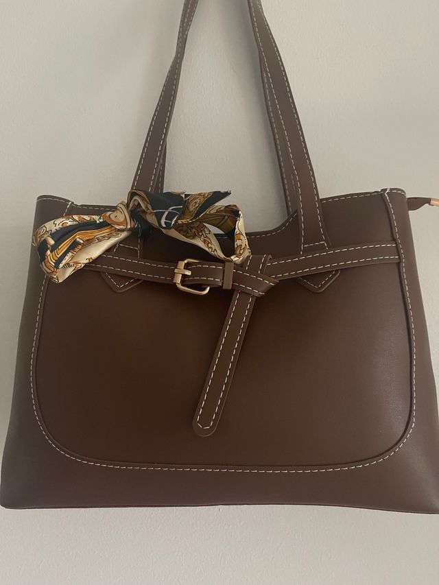 Bolso marrón con pañuelo