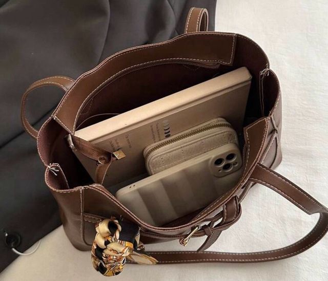 Bolso marrón con pañuelo