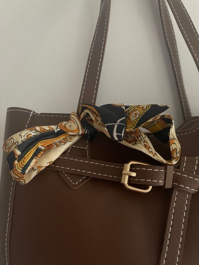 Bolso marrón con pañuelo