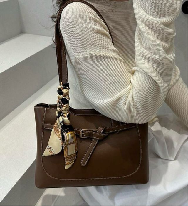 Bolso marrón con pañuelo